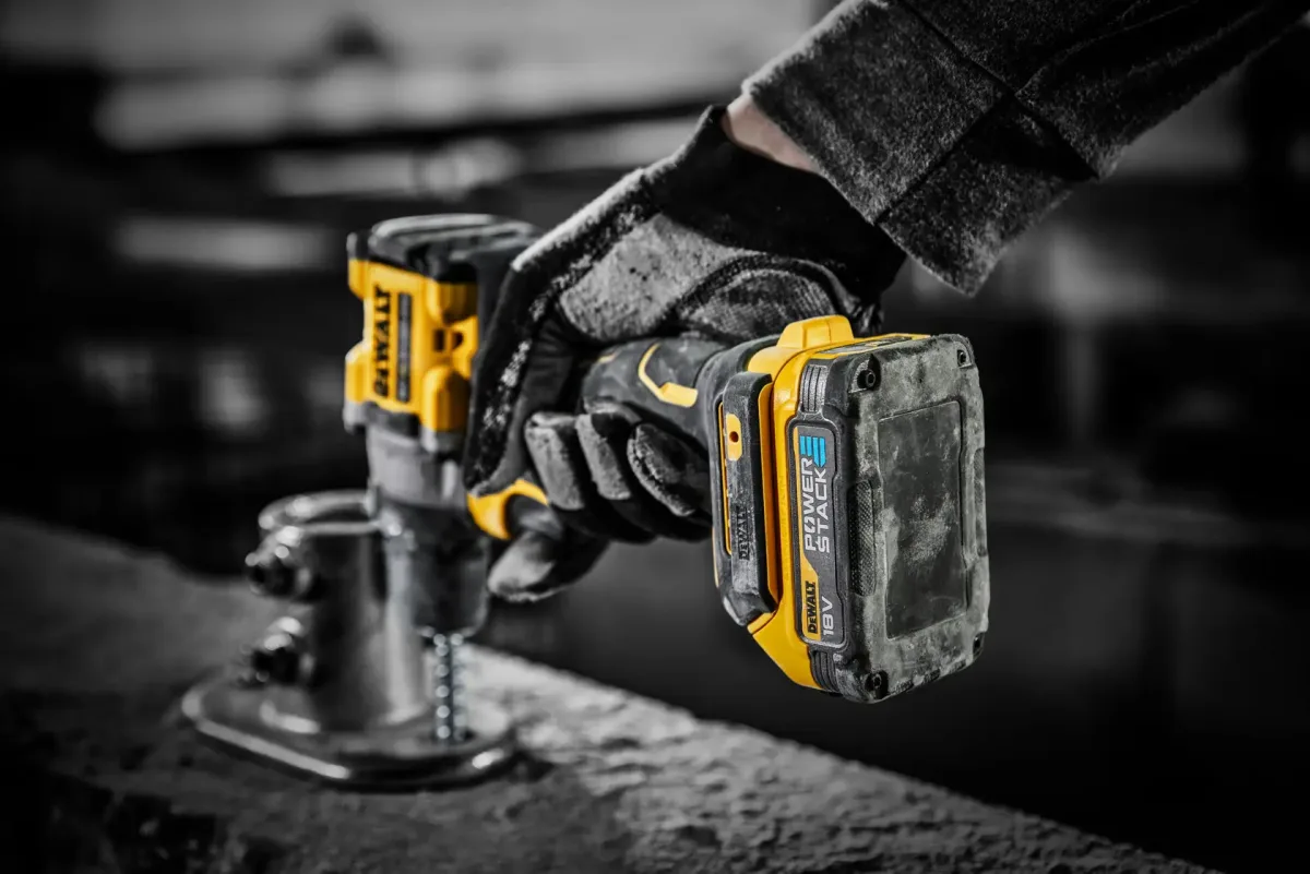 DEWALT® 18V XR® POWERSTACK™ Compact Battery - Image 4