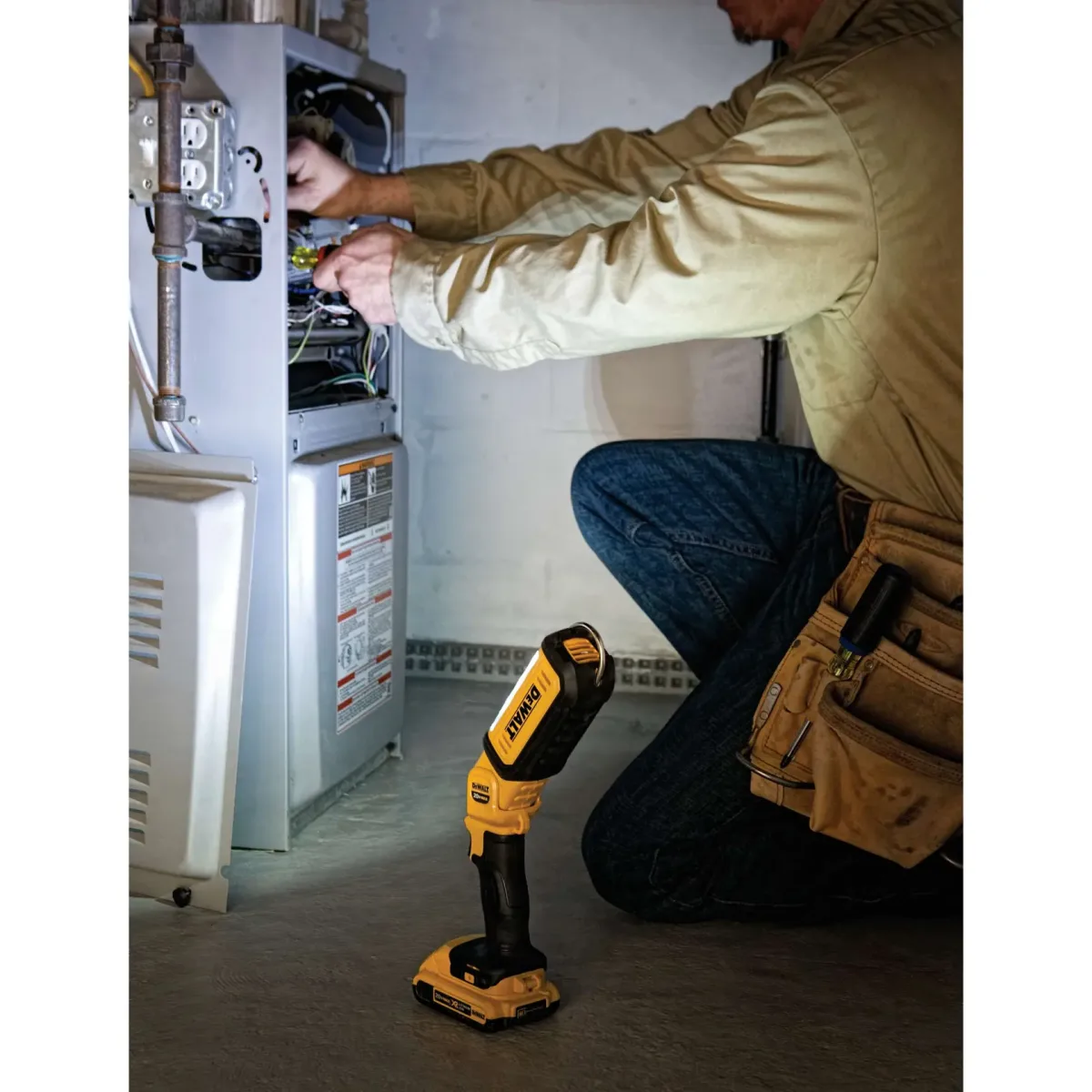 18V XR® Cordless Handheld LED Worklight - Image 4