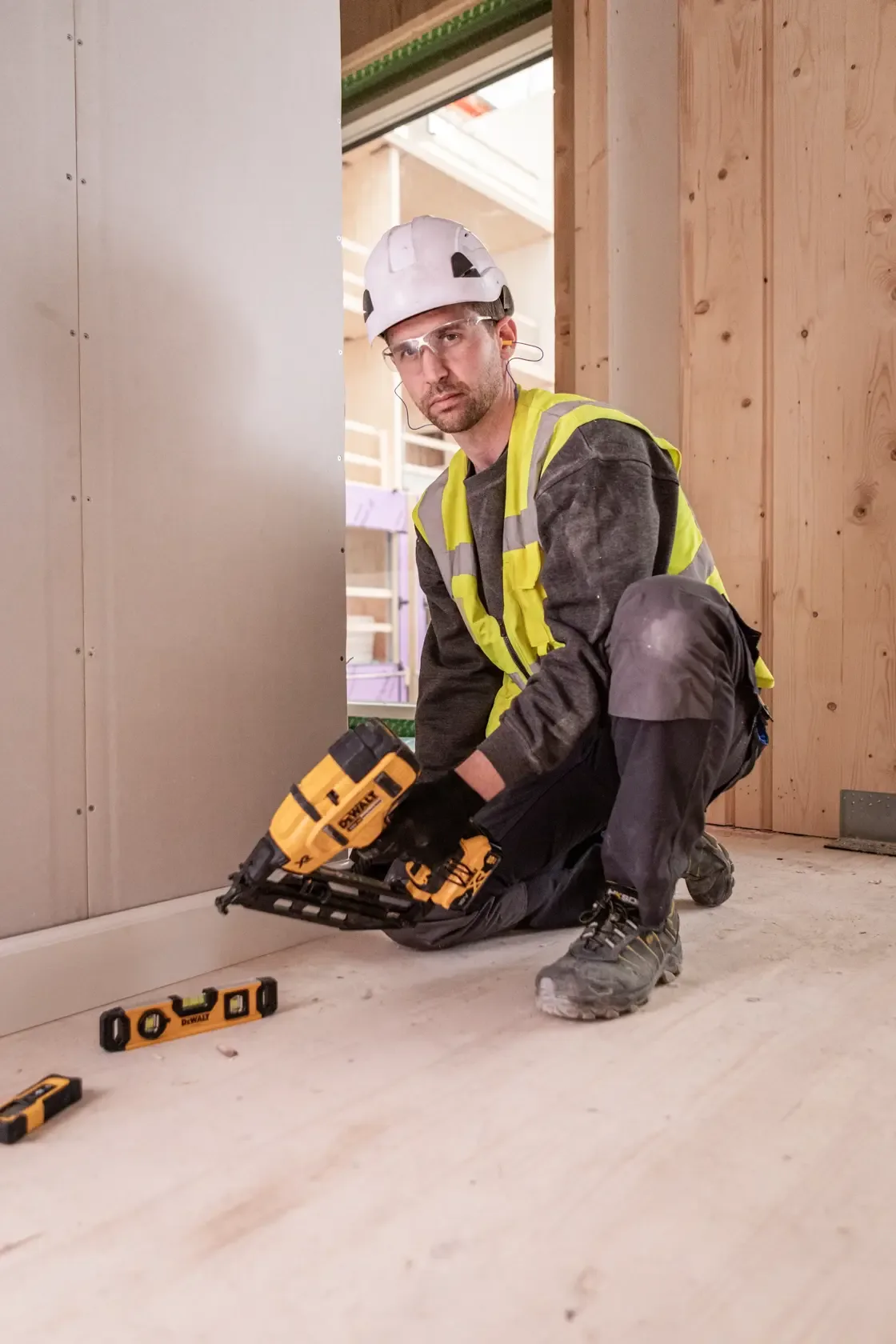 DEWALT® 18V XR® Brushless Second Fix Nailer (16 Gauge) (Tool Only) - Image 3
