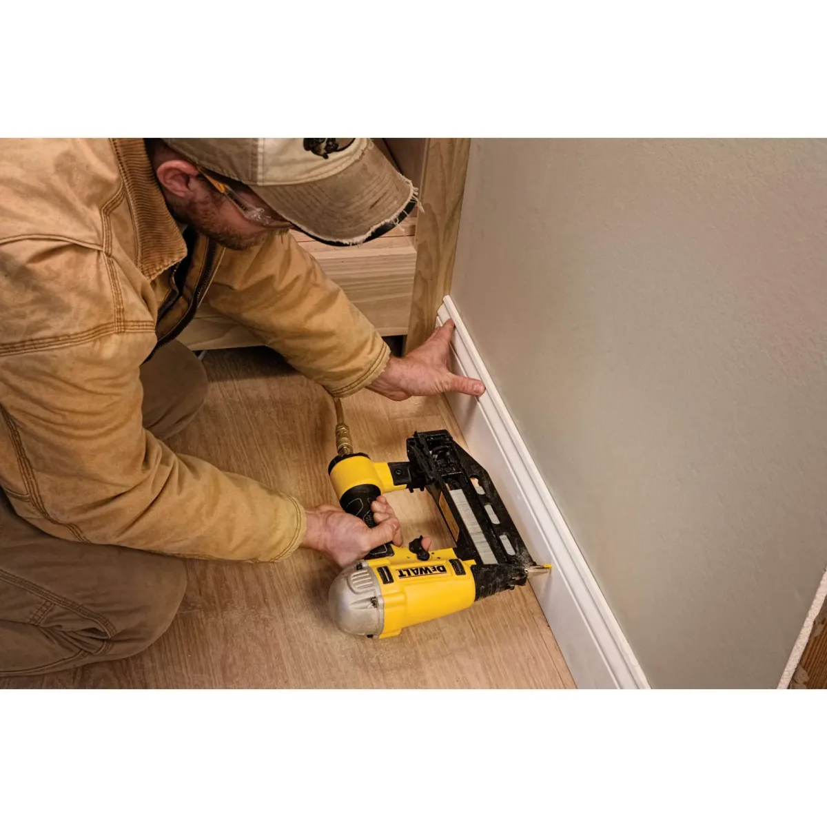 16g Pneumatic Finish Nailer With Precision Point Tip - Image 3